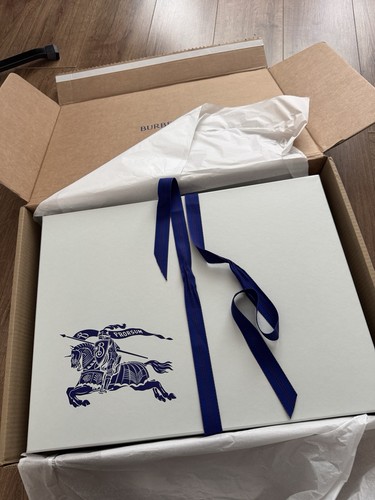Empty burberry designer white - burberry,